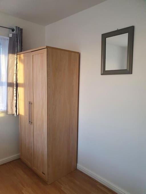 Lovely 2-Bedroom Condo With Indoor Fire Place London Kültér fotó