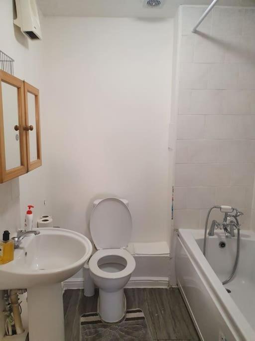 Lovely 2-Bedroom Condo With Indoor Fire Place London Kültér fotó